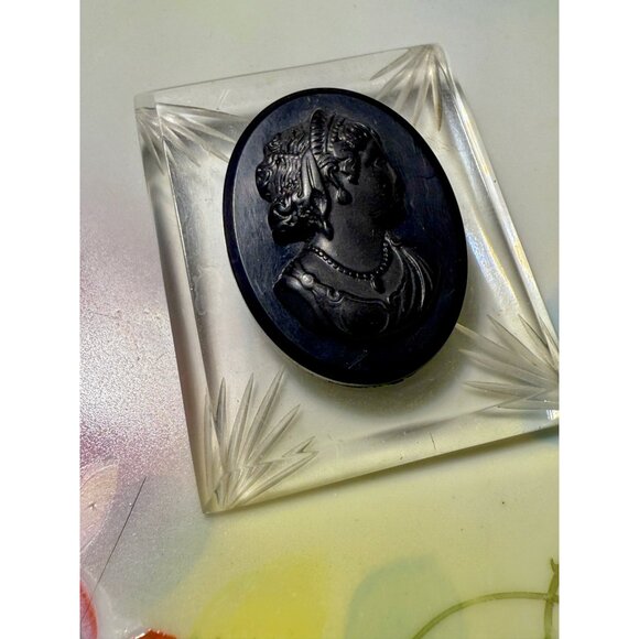 Vintage 40's Cameo Statement Brooch Carved Clear Black Lucite 2.5x2" - Picture 2 of 7